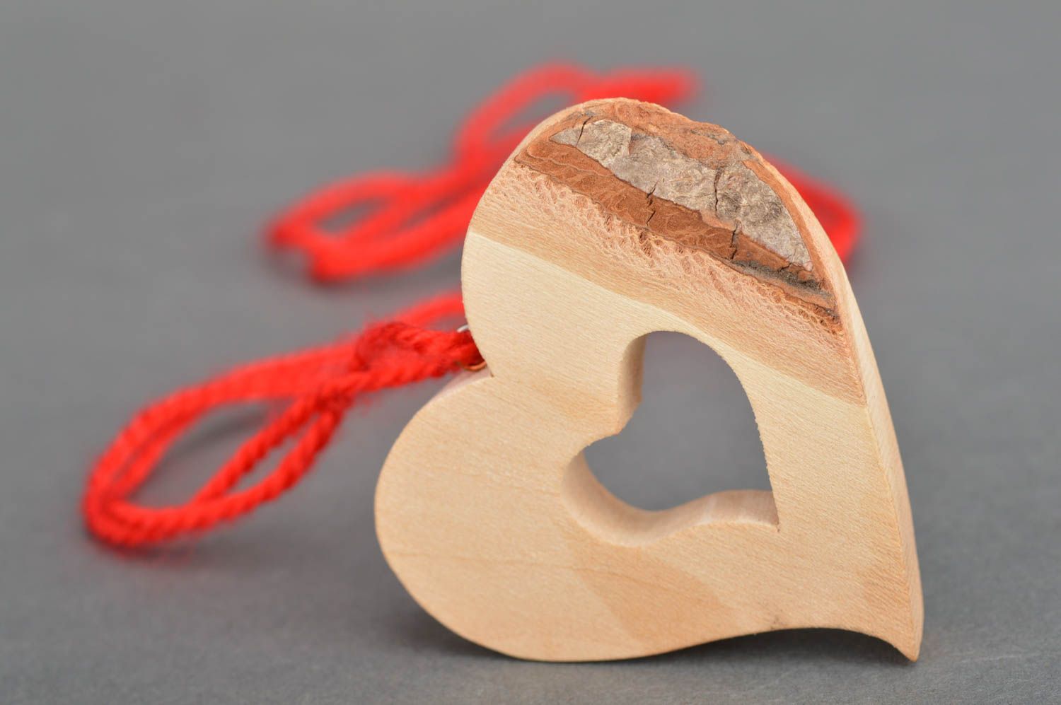 Pendentif coeur en bois de tilleul clair sur lacet rouge accessoire fait main photo 5