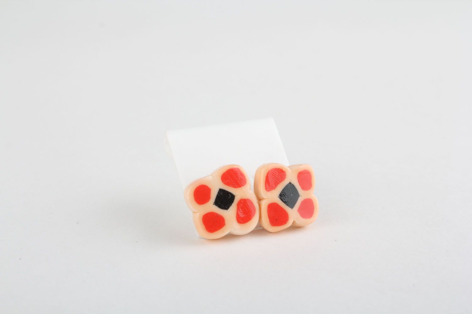 Brincos pequenos de argila de polímero feitos à mão  foto 1
