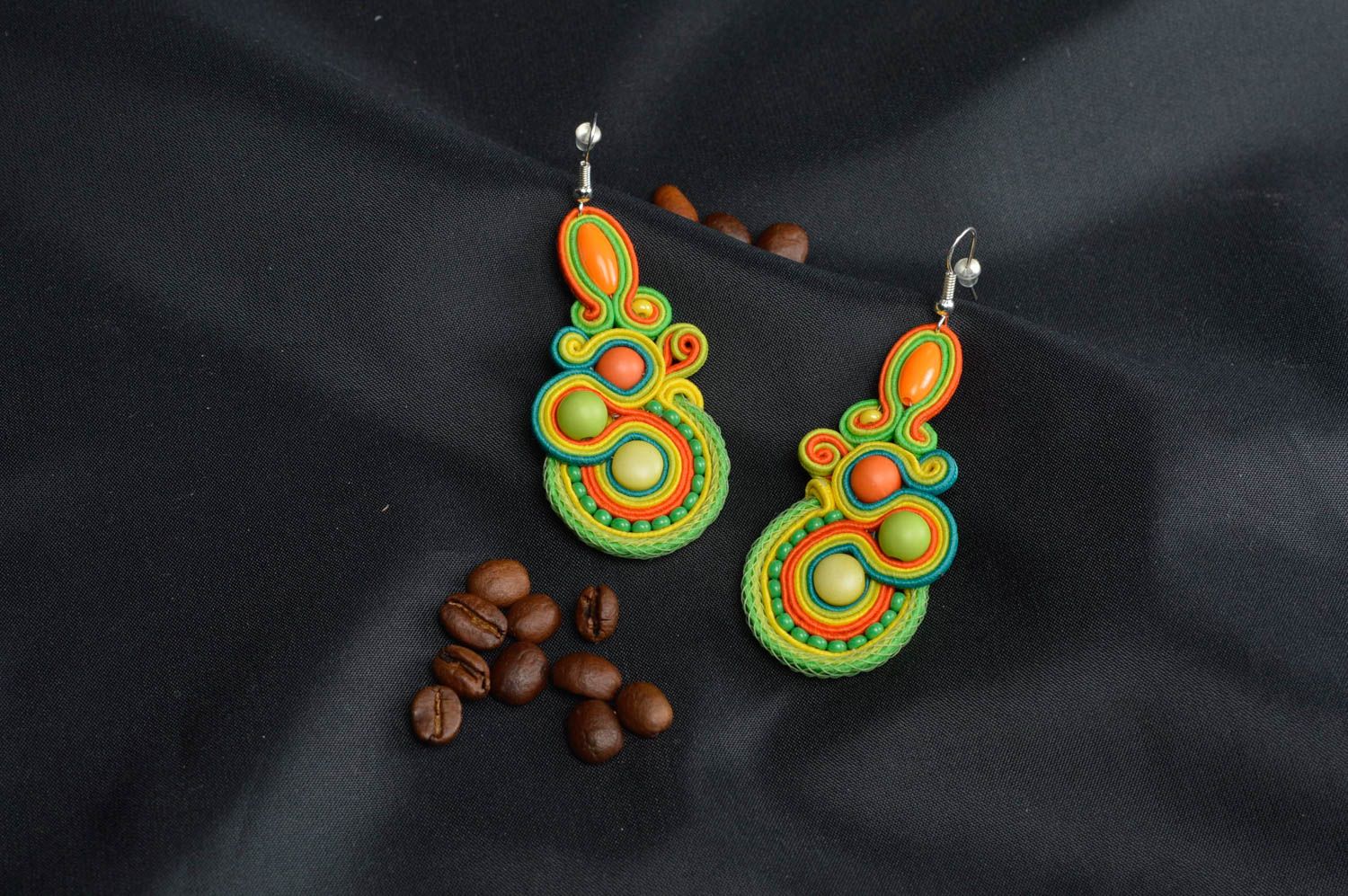 Boucles d'oreilles soutache avec perles plastiques faites main vert-orange photo 1