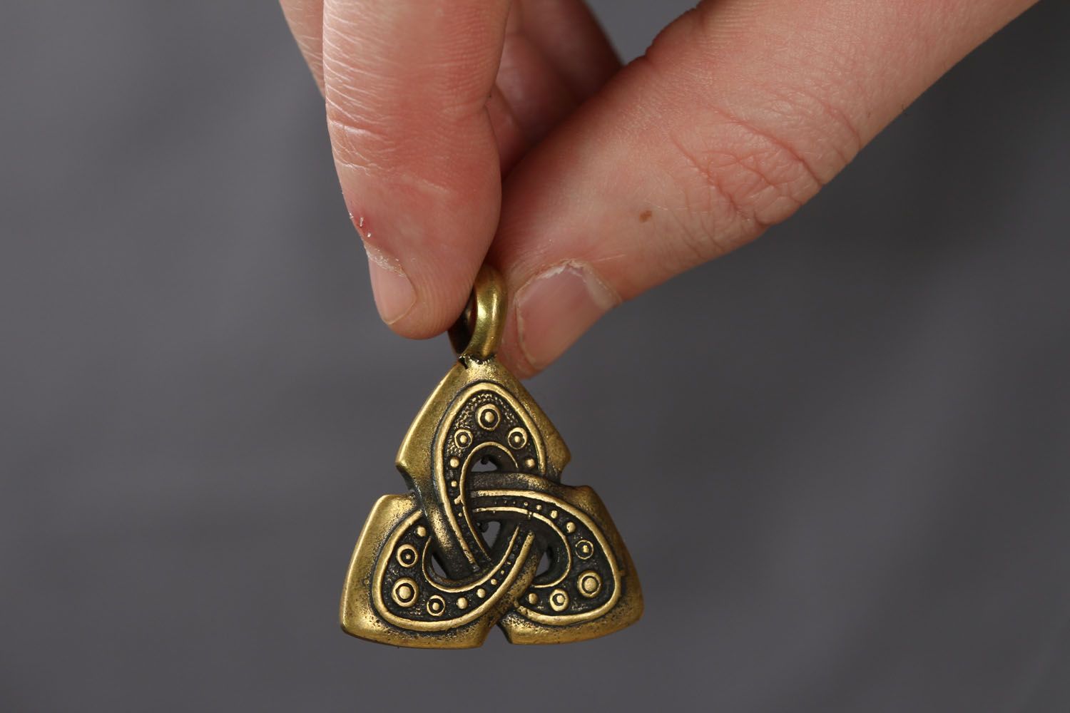 Pendentif en bronze fait main Valknut  photo 3