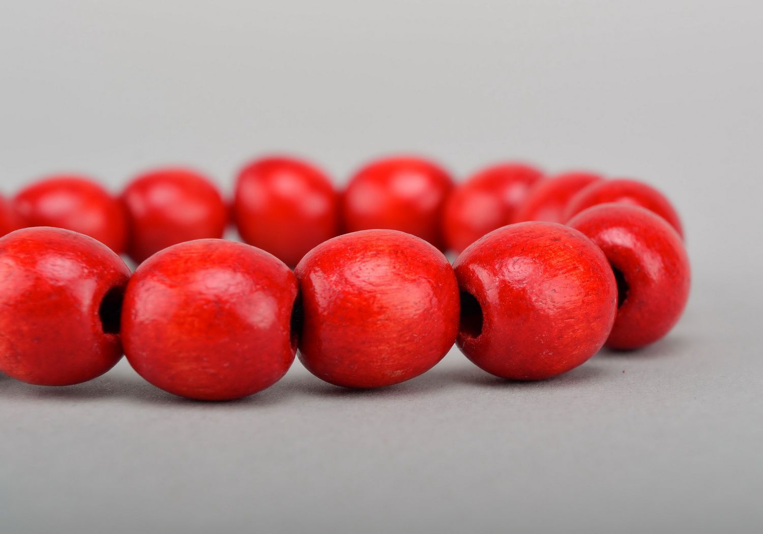 Bracelet fait main en perles de bois rouges photo 5