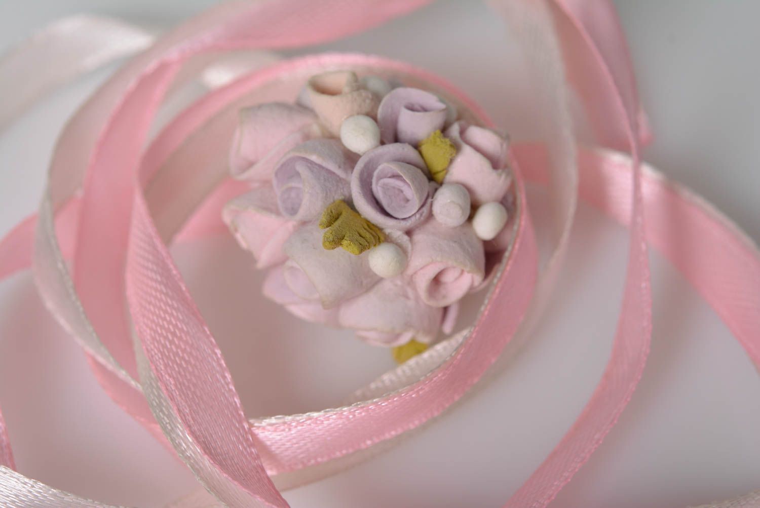 Pendentif en pâte polymère avec fleurs roses tendres sur ruban fait main photo 3