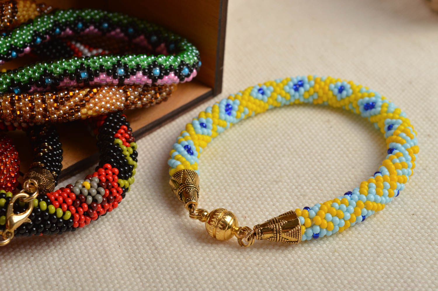 Bracelet perles de rocaille Bijou fait main bleu-jaune à motif Cadeau pour fille photo 2