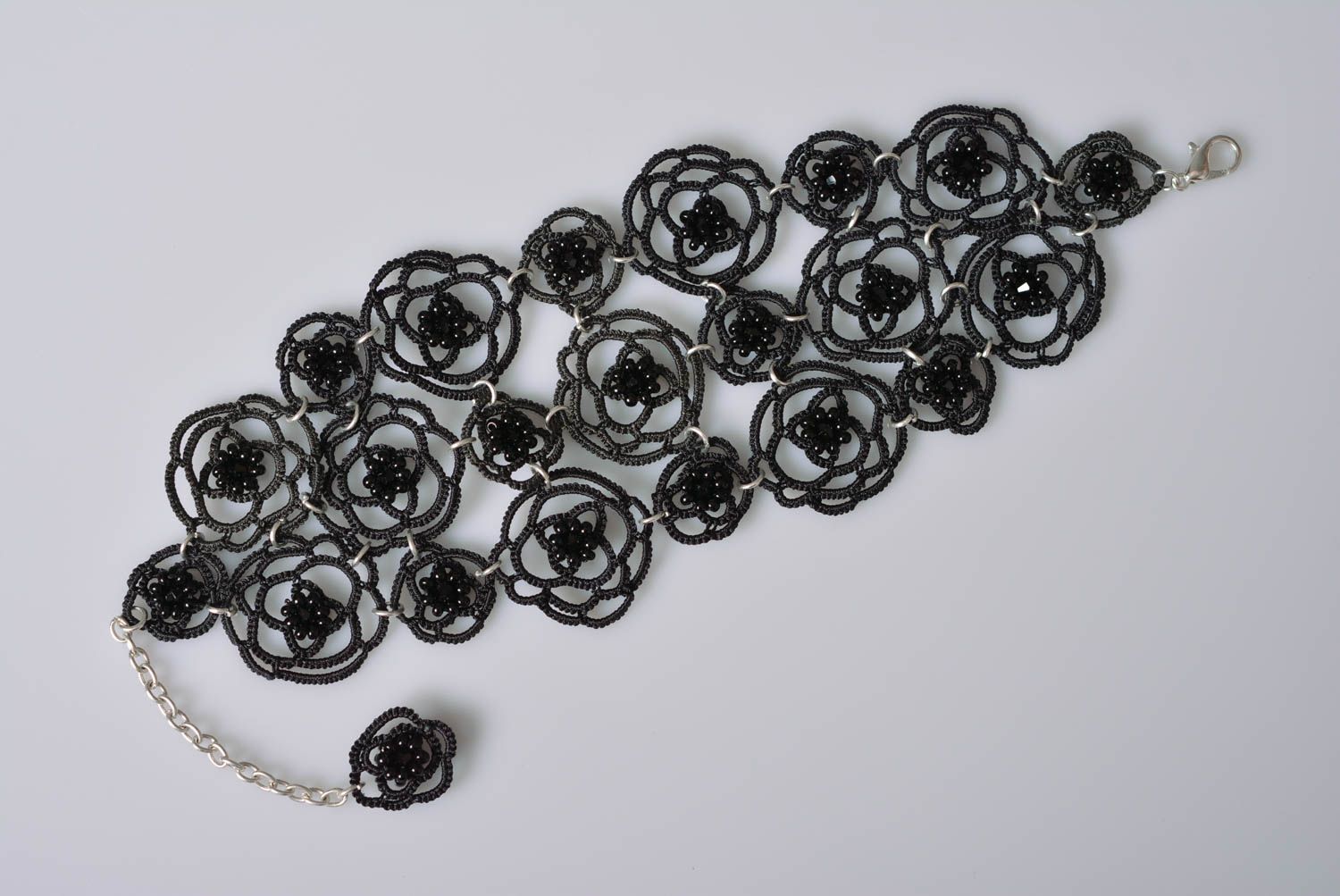 Черный браслет из ниток ручной работы дизайнерское украшение браслет на руку фото 1