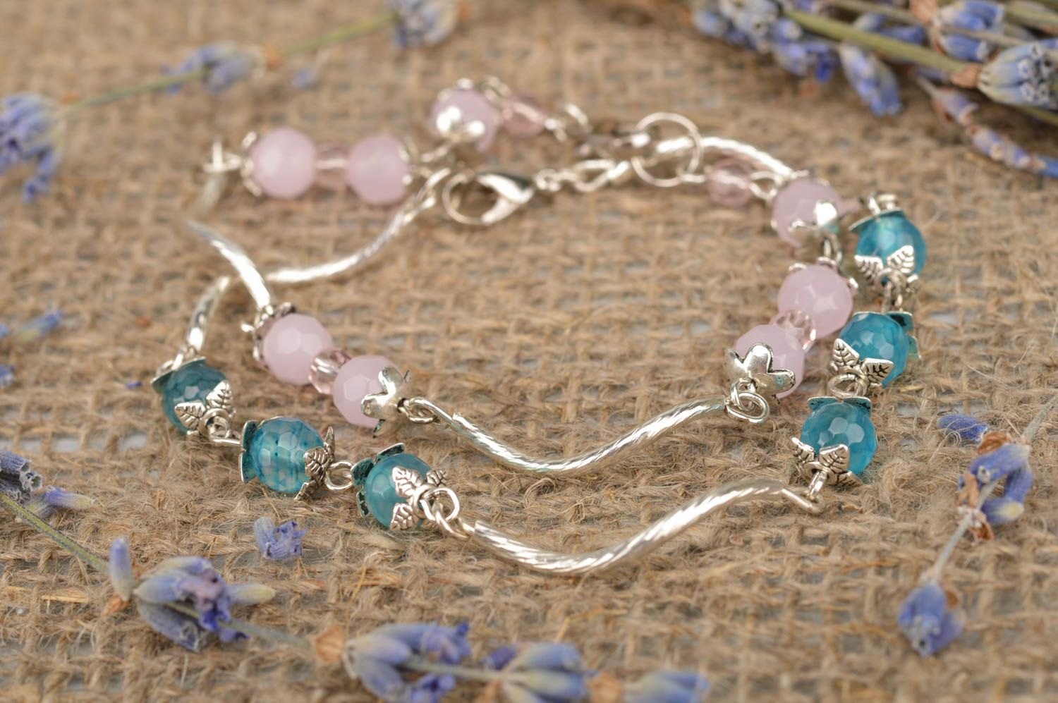 Bracelets originaux Bijoux faits main 2 pièces rose et bleu Cadeau pour femme photo 1