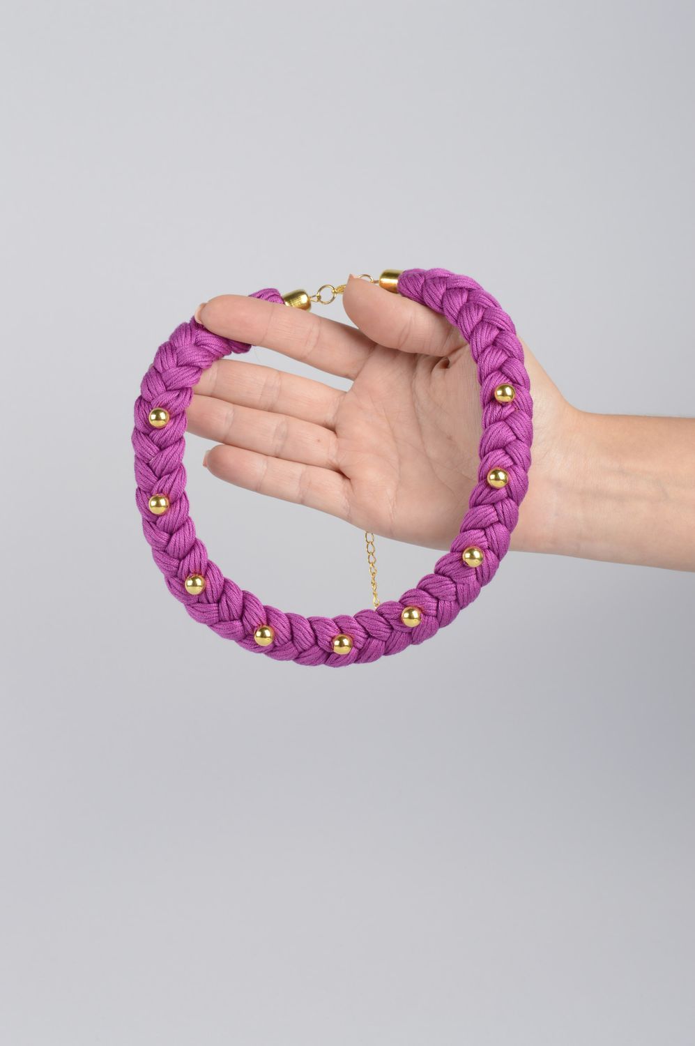 Колье коса ручной работы украшение на шею модная бижутерия пурпурная с бусинами фото 4