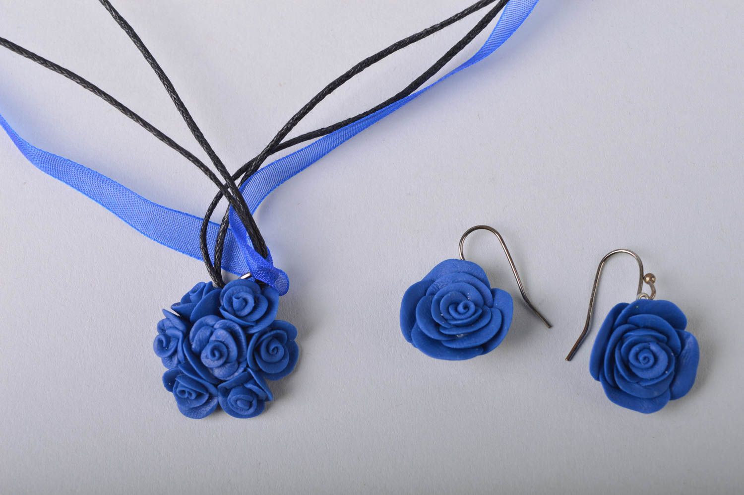 Boucles d'oreilles et pendentif bleus fleurs faites main en porcelaine froide photo 3