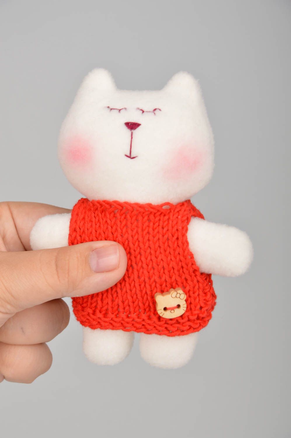 Флисовая игрушка в виде котика в красном платье маленькая ручной работы фото 3