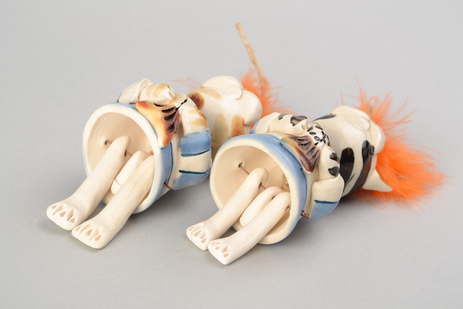 Clochettes décoratives faites main en argile Chats avec poissons 2 pièces photo 5