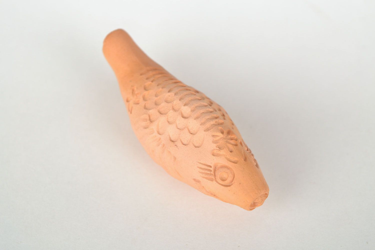 Apito de argila brinquedo de cerâmica artesanal em forma do peixe  foto 3