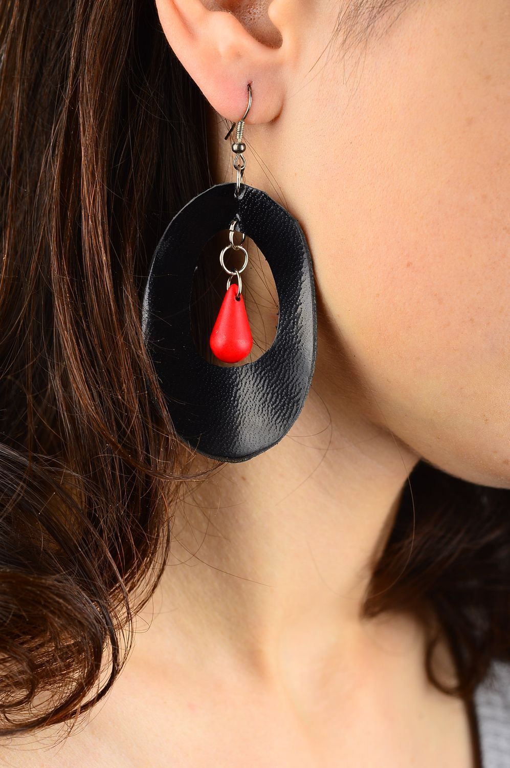Handmade schwarze Damen Ohrringe aus Leder Designer Schmuck Accessoire für Frau foto 2