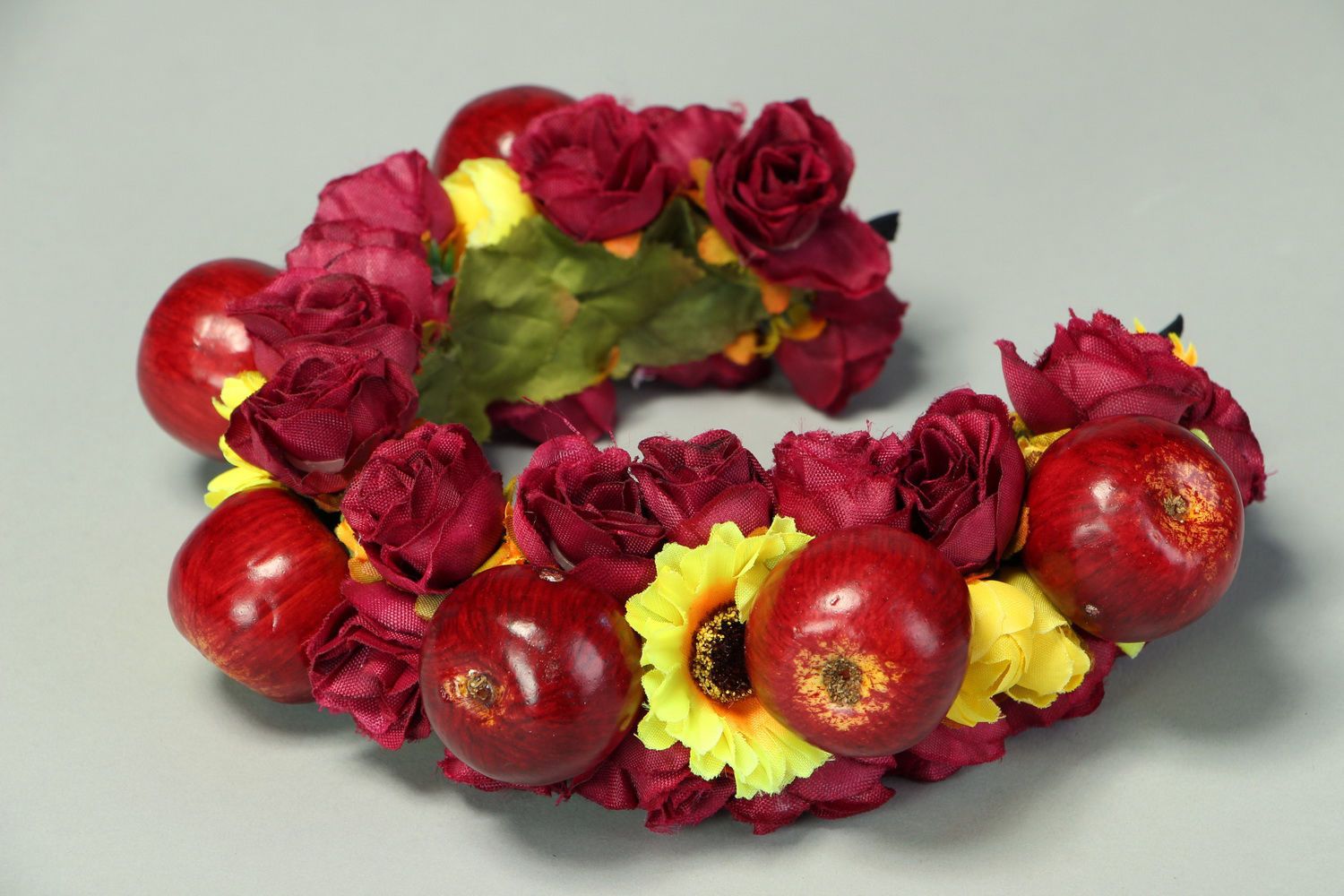 Corona de flores artificiales con manzanas foto 1