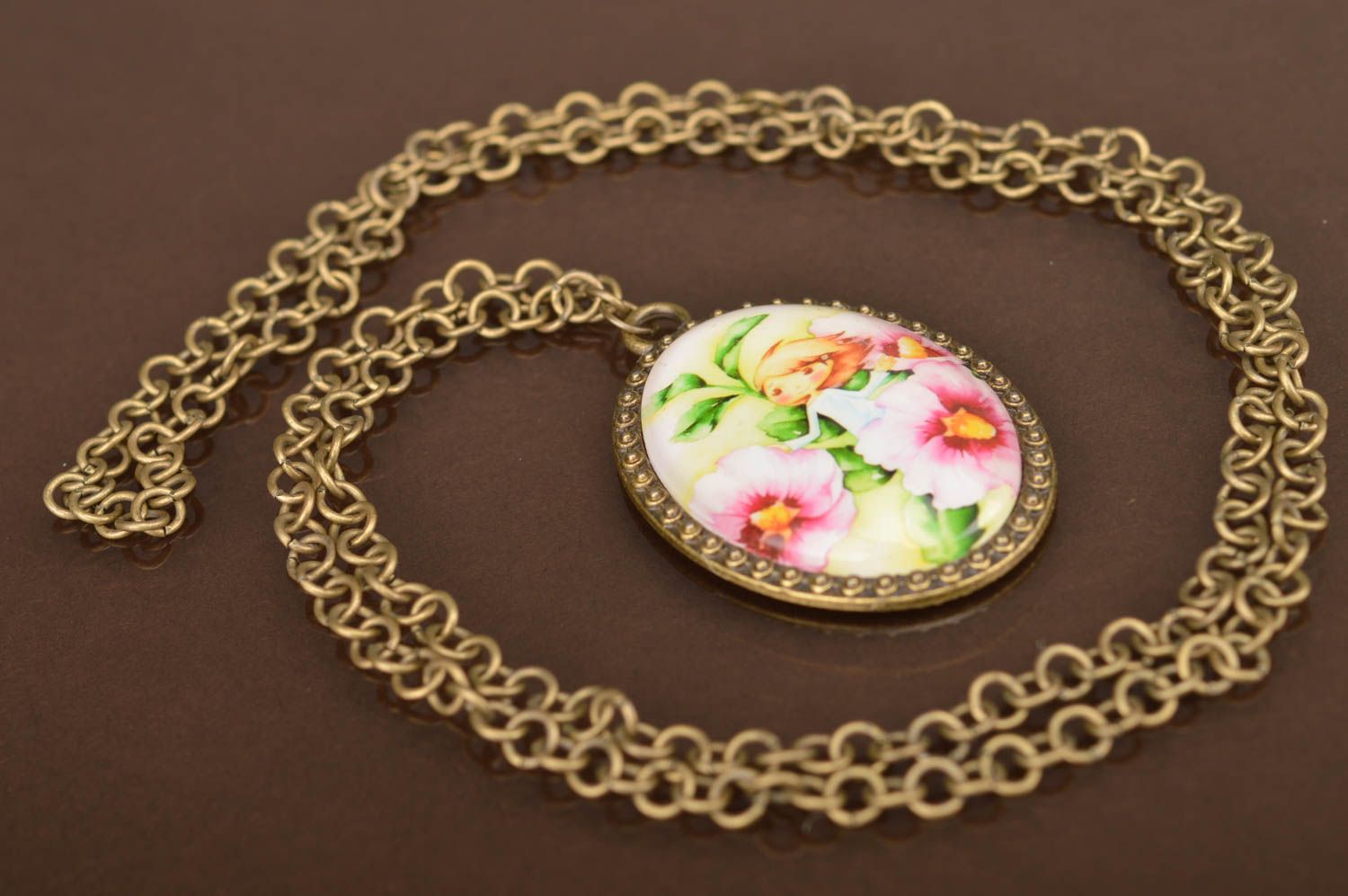 Colgante ovalado vintage metálico con flores con cadena larga artesanal original foto 2