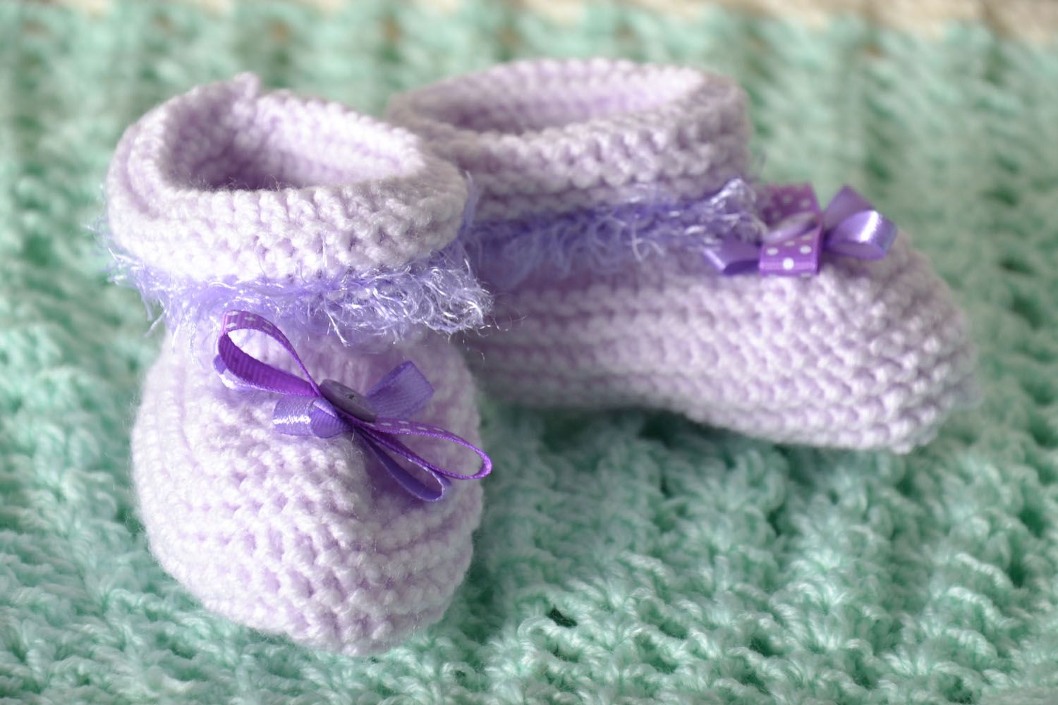 Chaussons de bébé tricotés mauves en fils acryliques  photo 1