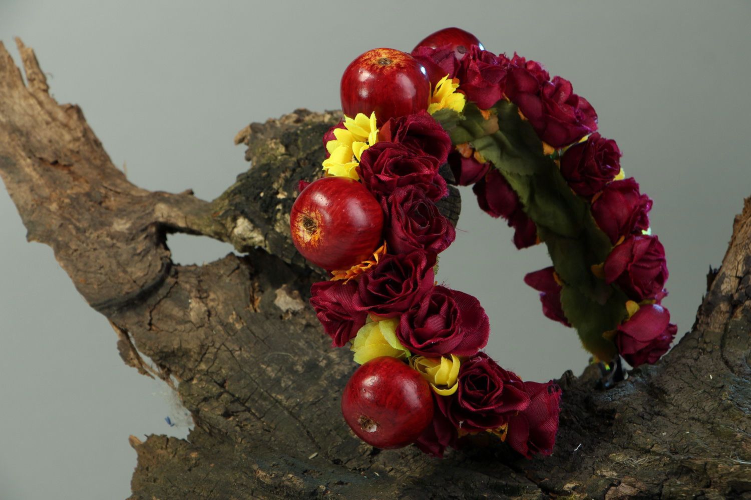 Corona de flores artificiales con manzanas foto 2