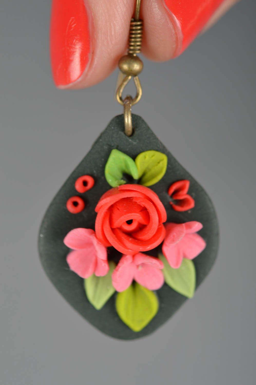 Ohrringe aus Polymerton mit Anhängern Blumen schön künstlerische Handarbeit foto 3