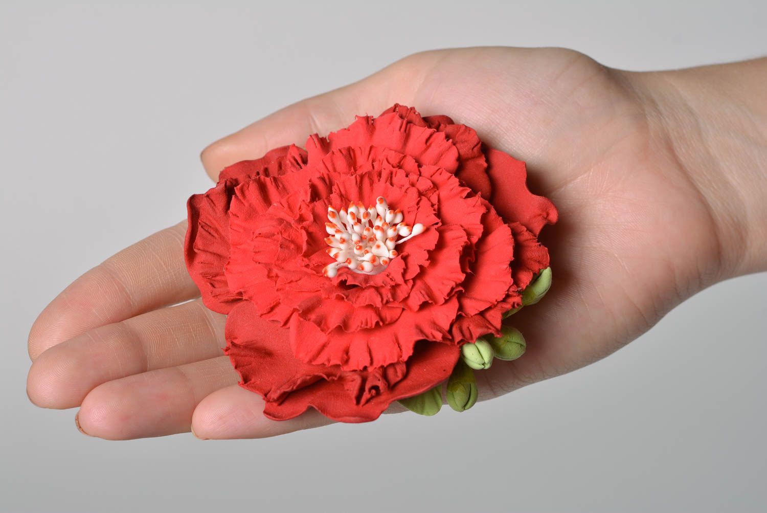 Заколка из полимерной глины ручной работы в виде красного цветка красивая фото 4
