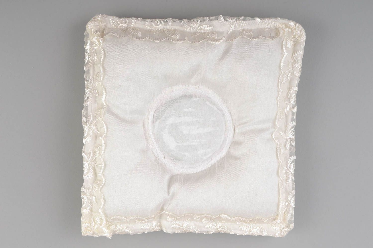 Свадебная подушечка для колец белая декорирована цветами нежный аксессуар фото 2