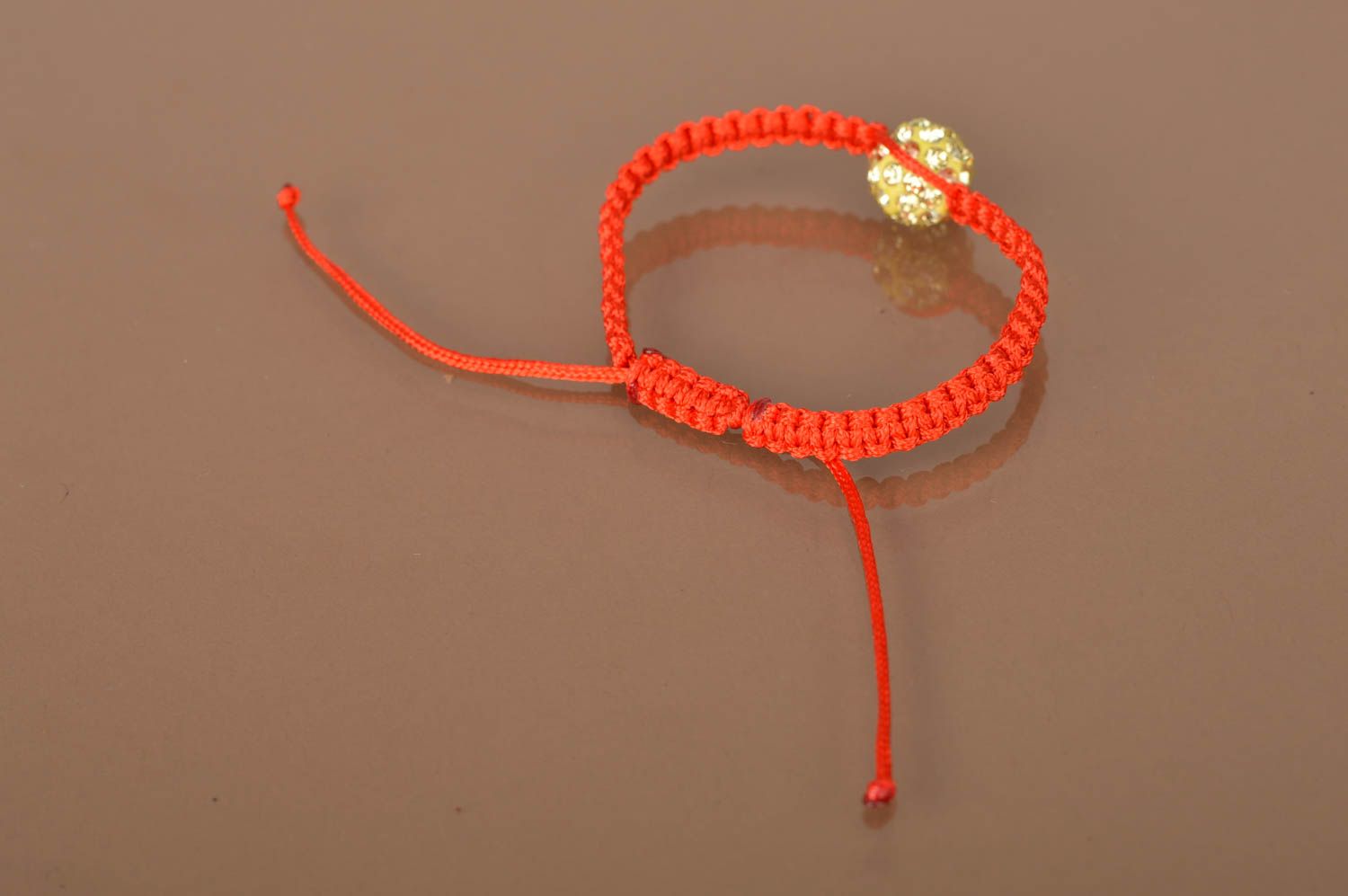 Яркий красный браслет из вощеных шнурков с большой желтой бусиной ручная работа фото 5