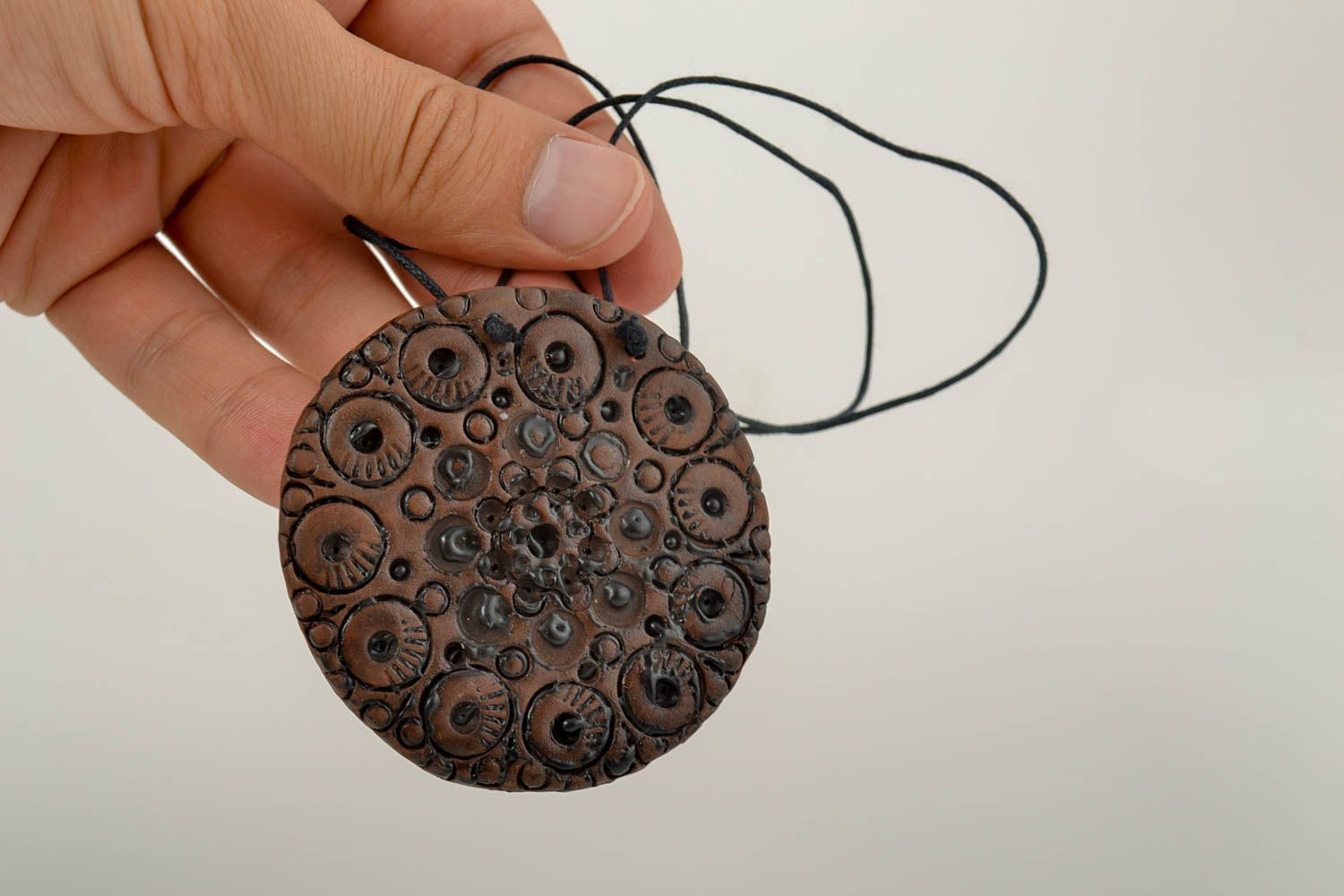 Украшение на шею кулон ручной работы керамическое украшение круглое с росписью фото 5