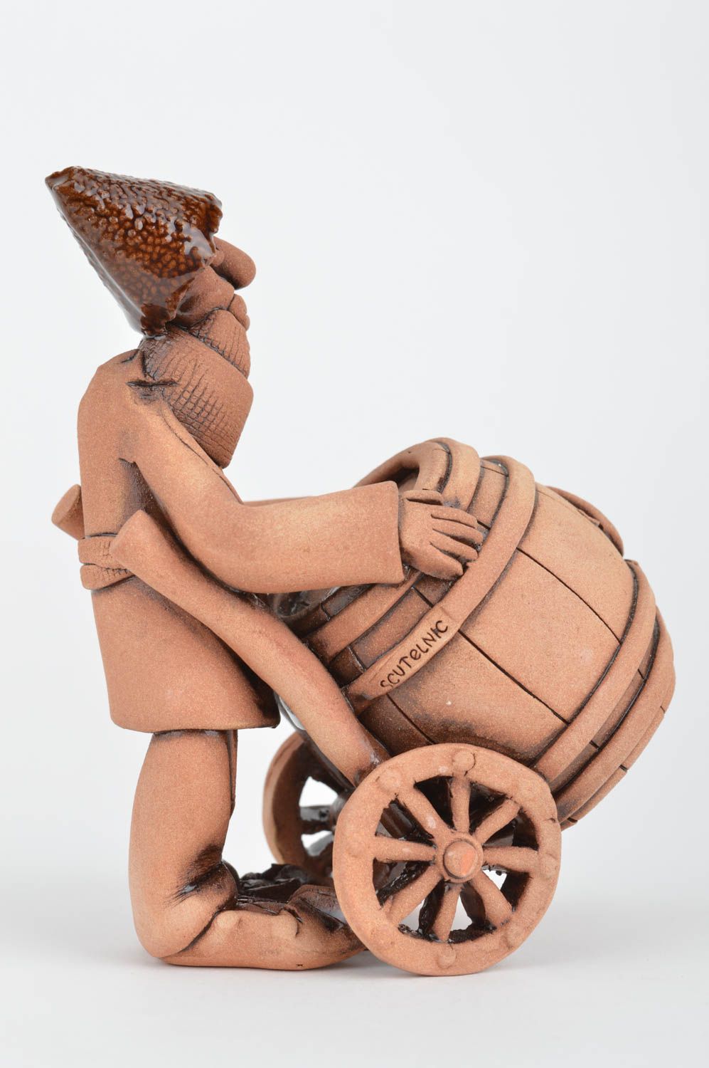 Статуэтка из глины ручная работа коричневая в виде мужчины с бочкой винодел фото 2