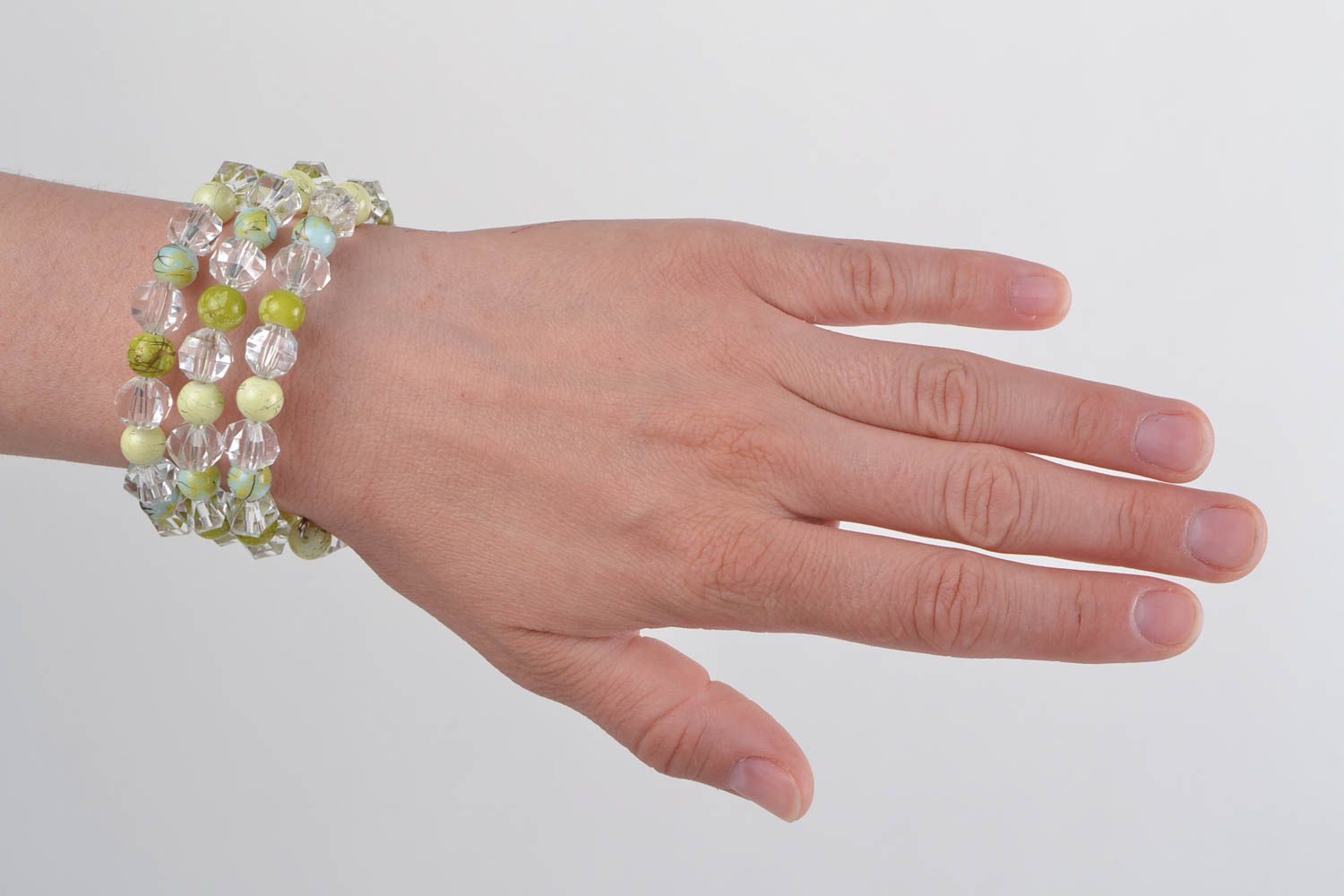 Bracelet fait main en perles acryliques design original délicat transparent photo 2