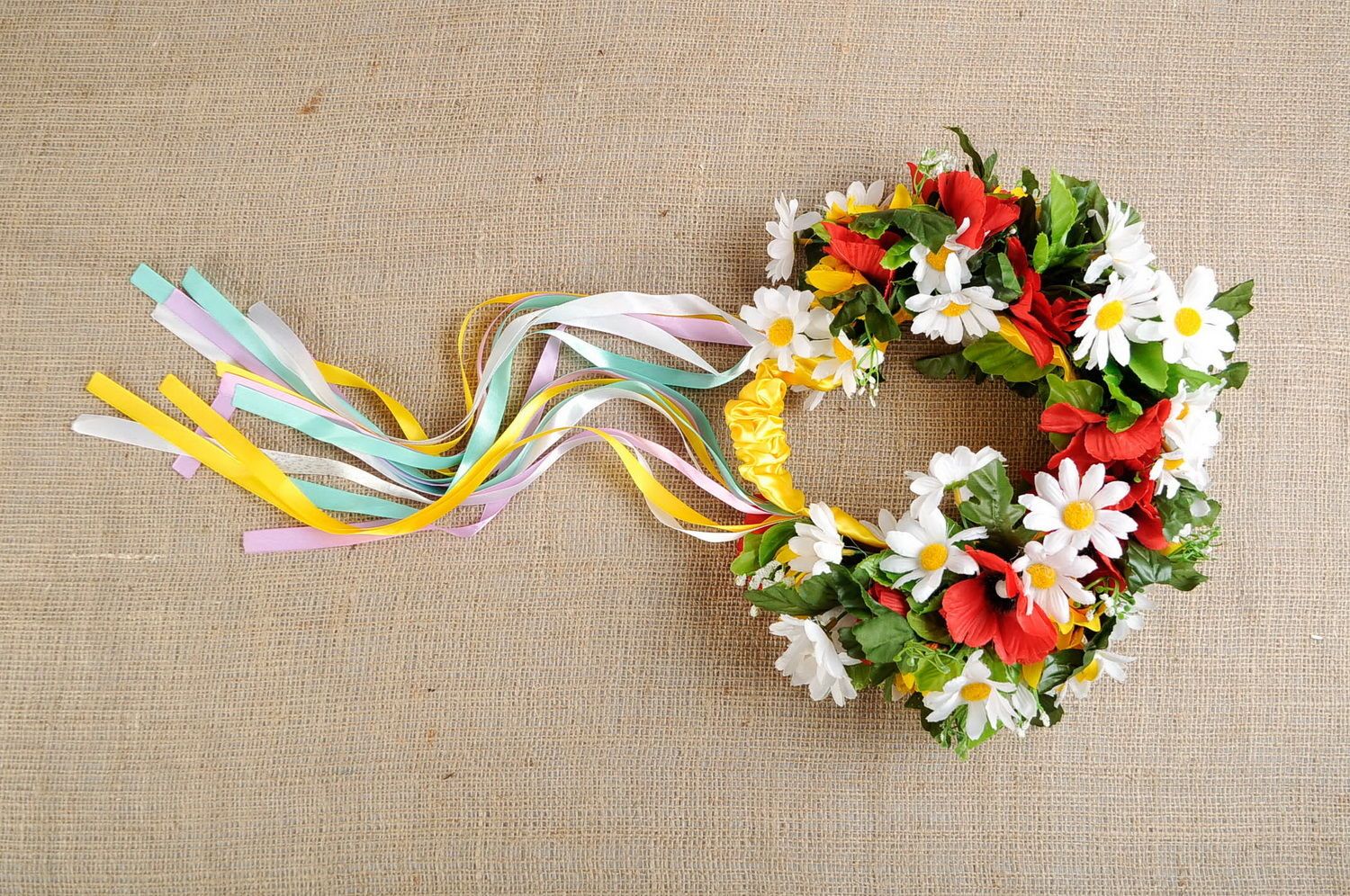 Ghirlanda con fiori artificiali fatta a mano accessorio originale da donna foto 2