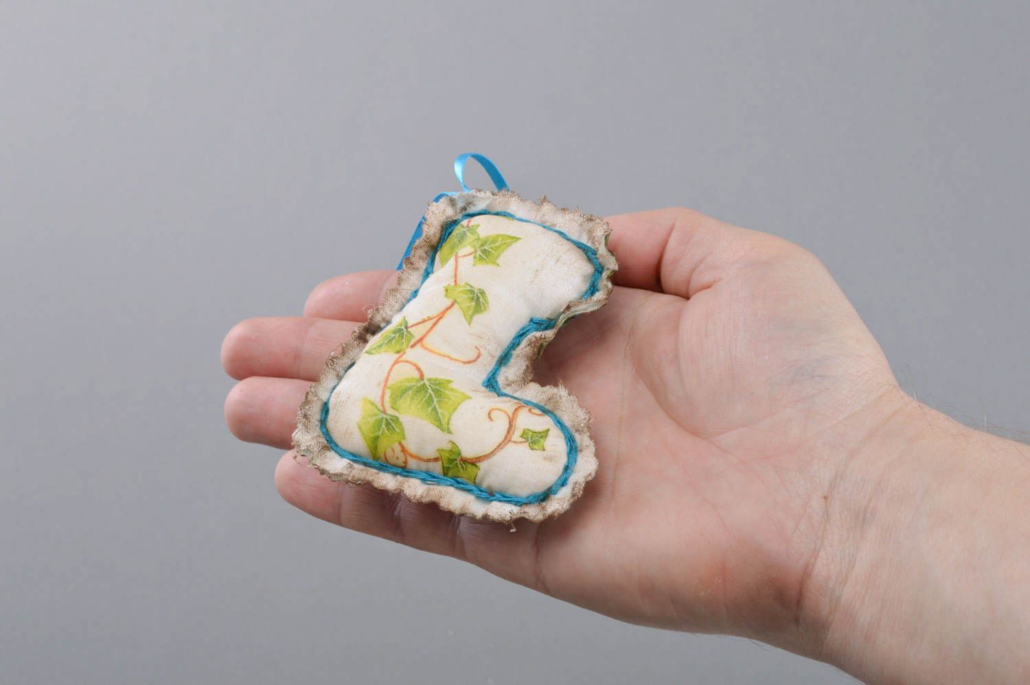 Décoration à suspendre botte faite main jouet pour enfant original en tissu photo 4