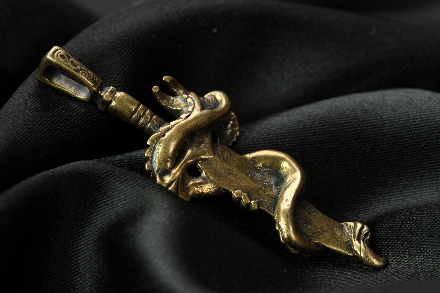 Pingente de bronze feito à mão Espada do dragão foto 2