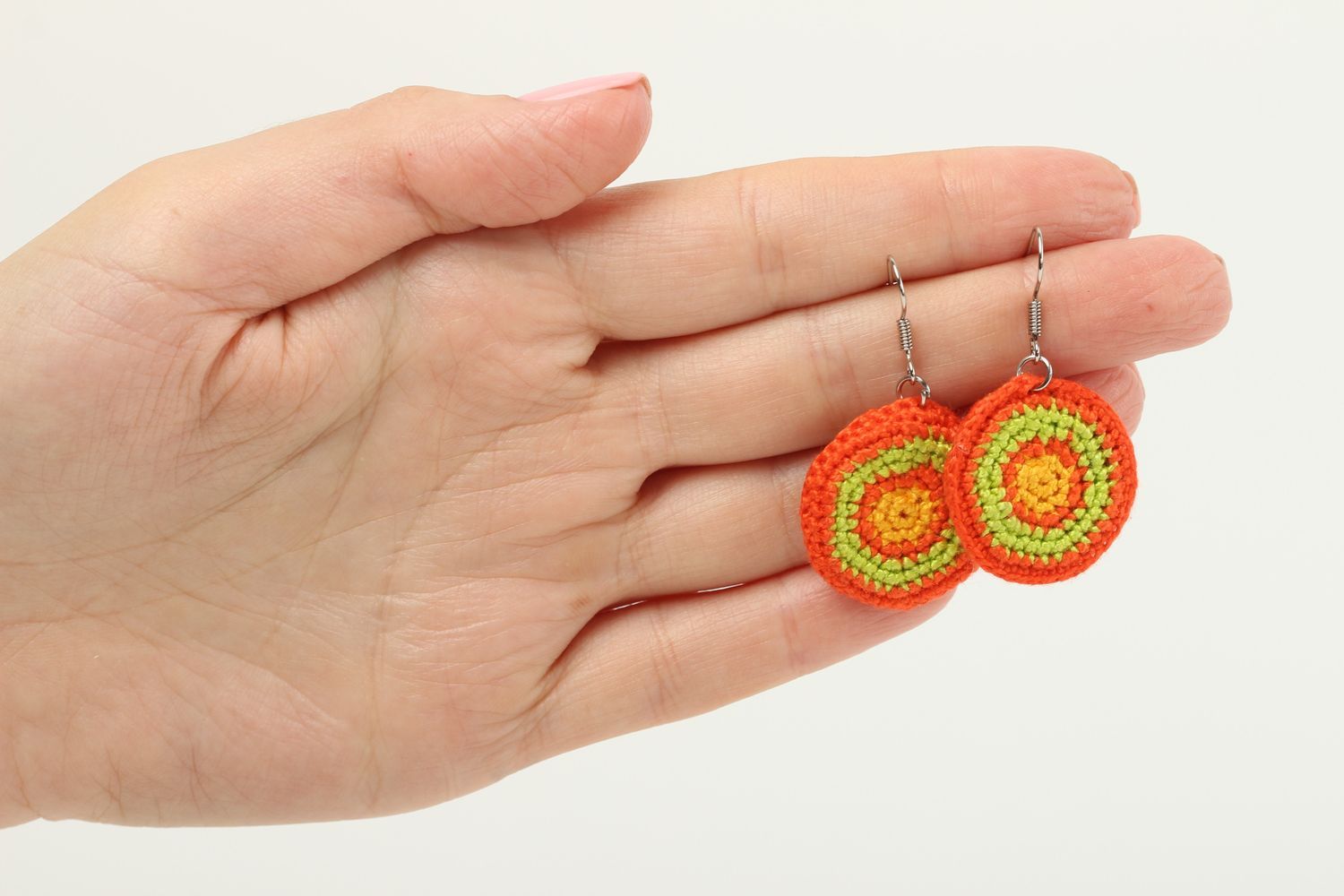 Handmade runde gehäkelte Ohrringe Designer Schmuck Accessoire für Frauen grell foto 5