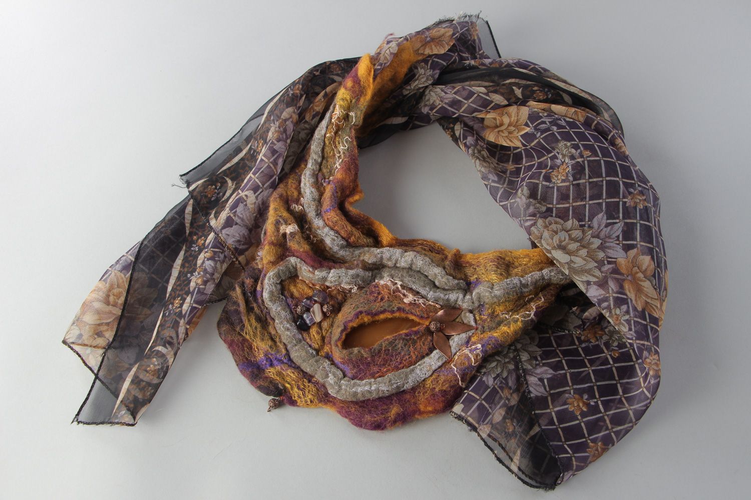 Collar de tela de seda y chifón con lana de fieltro con piedras naturales de ágata y amatista artesanal foto 2