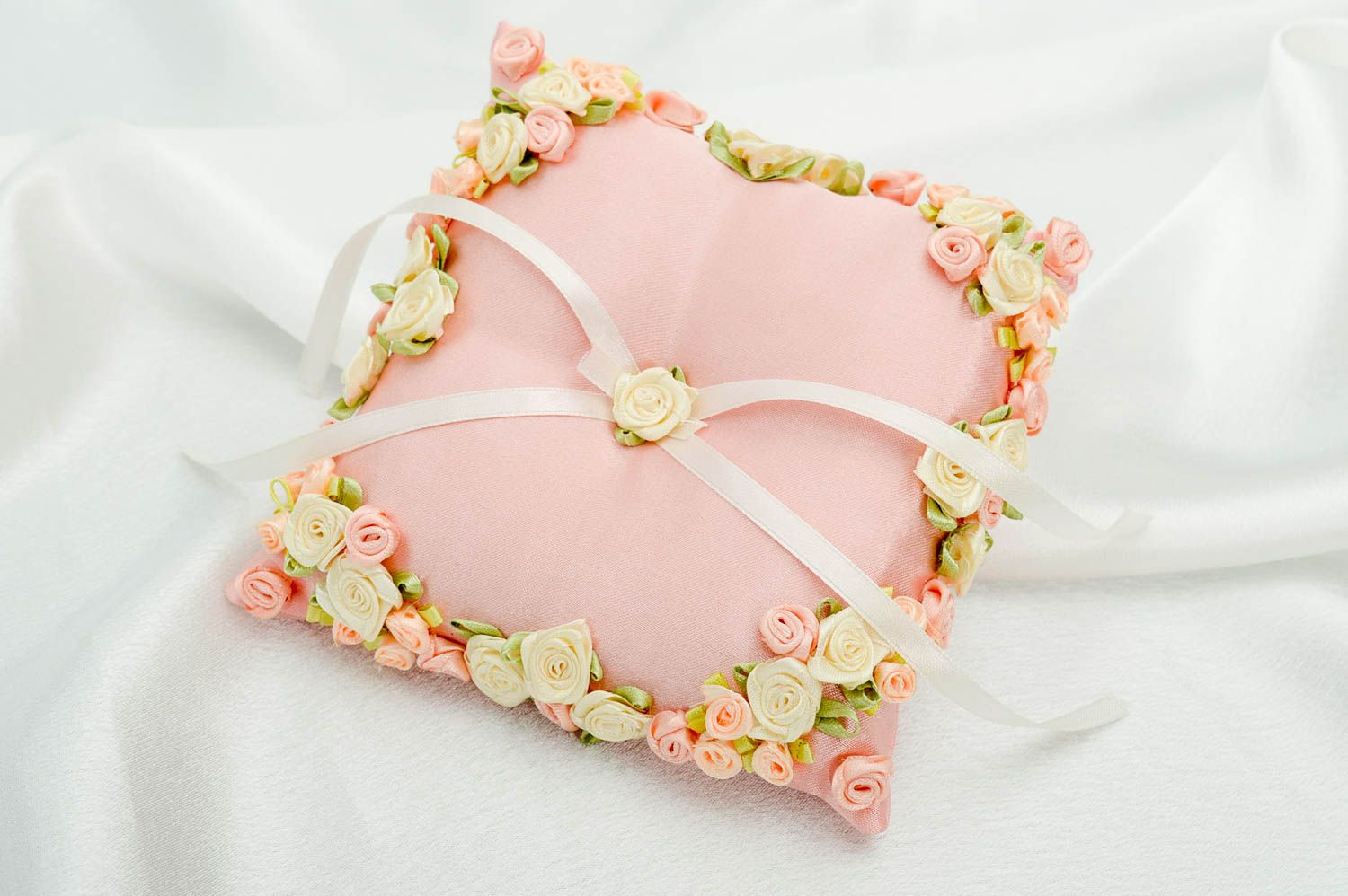 Handmade Eheringe Kissen Ringkissen rosa Accessoire für Hochzeit aus Atlas foto 1