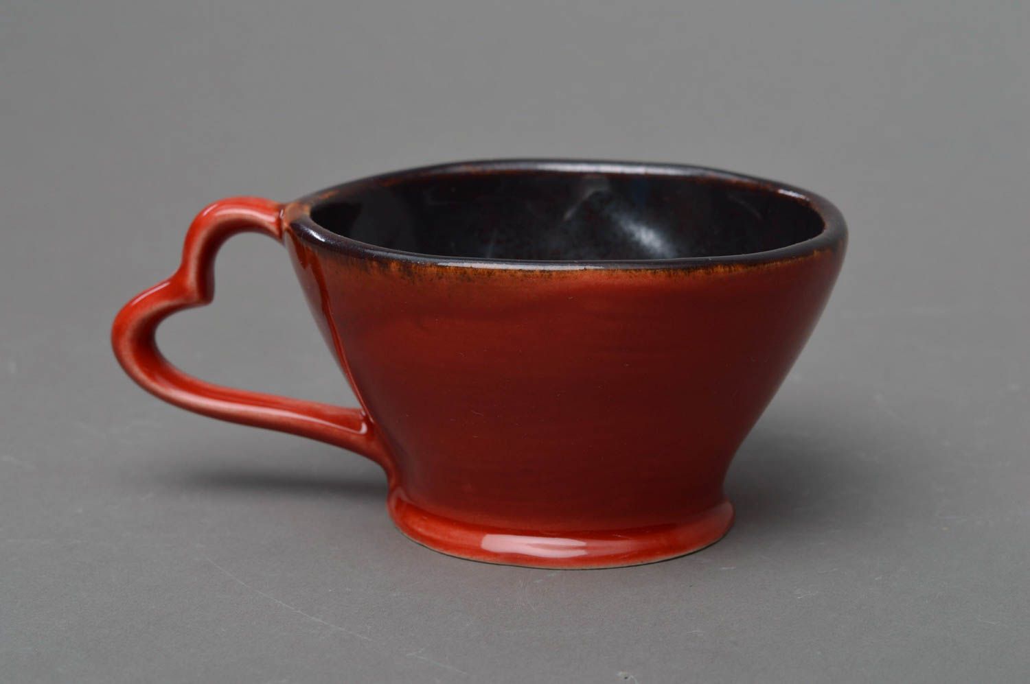 Originelle kleine rote handgemachte Tasse aus Porzellan mit Glasur Bemalung foto 1