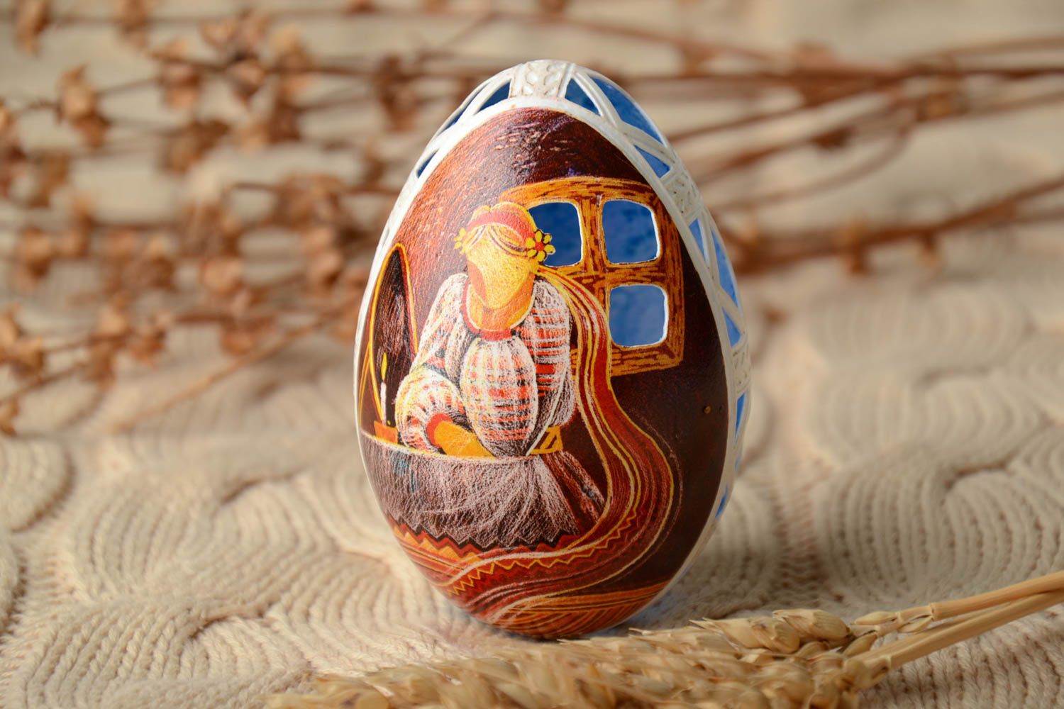 Пасхальное яйцо ручной работы с росписью и перфорацией фото 1