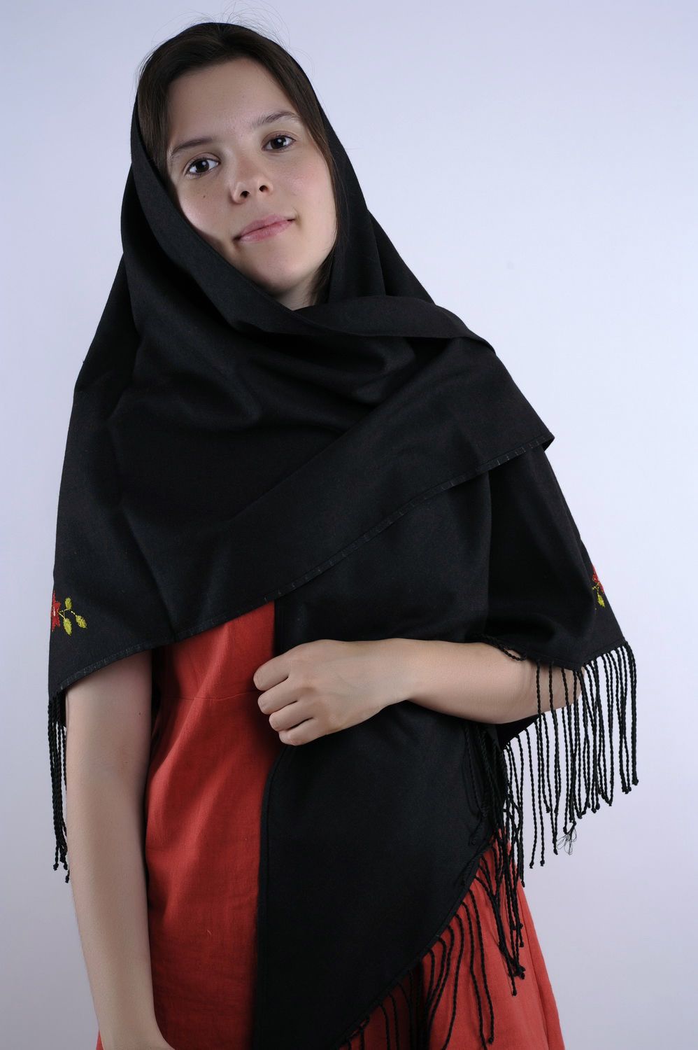 Большой шерстяной платок с вышивкой фото 4