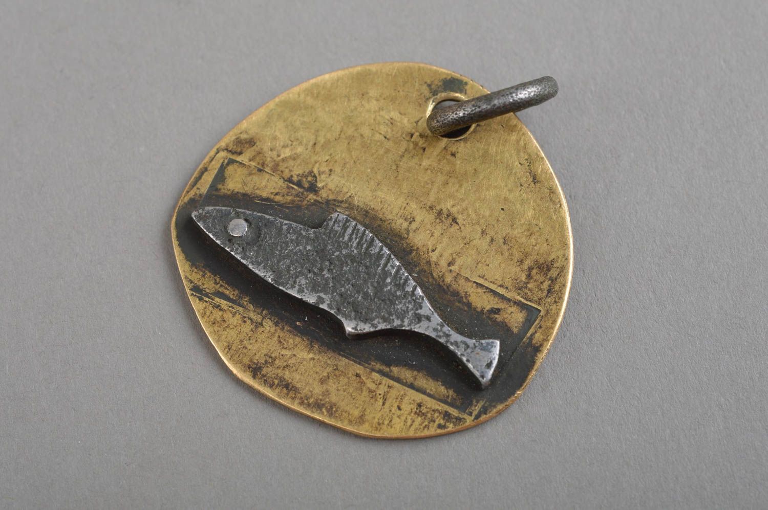 Pendentif en métal fait main accessoire originale laiton fer rond avec poisson photo 3