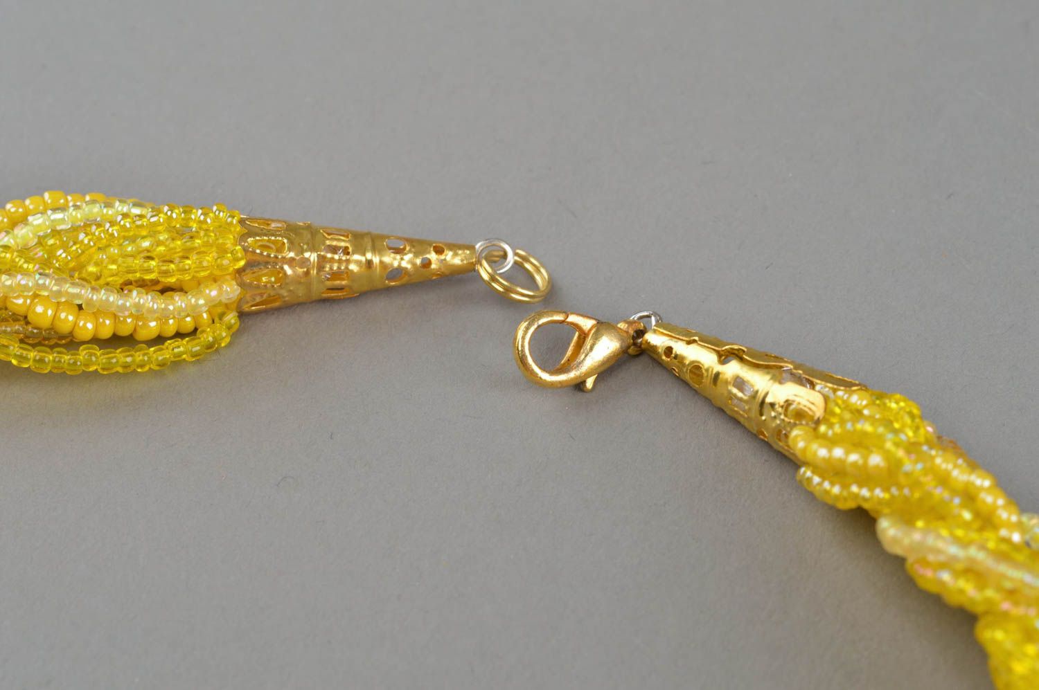 Ожерелье из бисера плетеное ручной работы оригинальное желтое косичкой фото 4