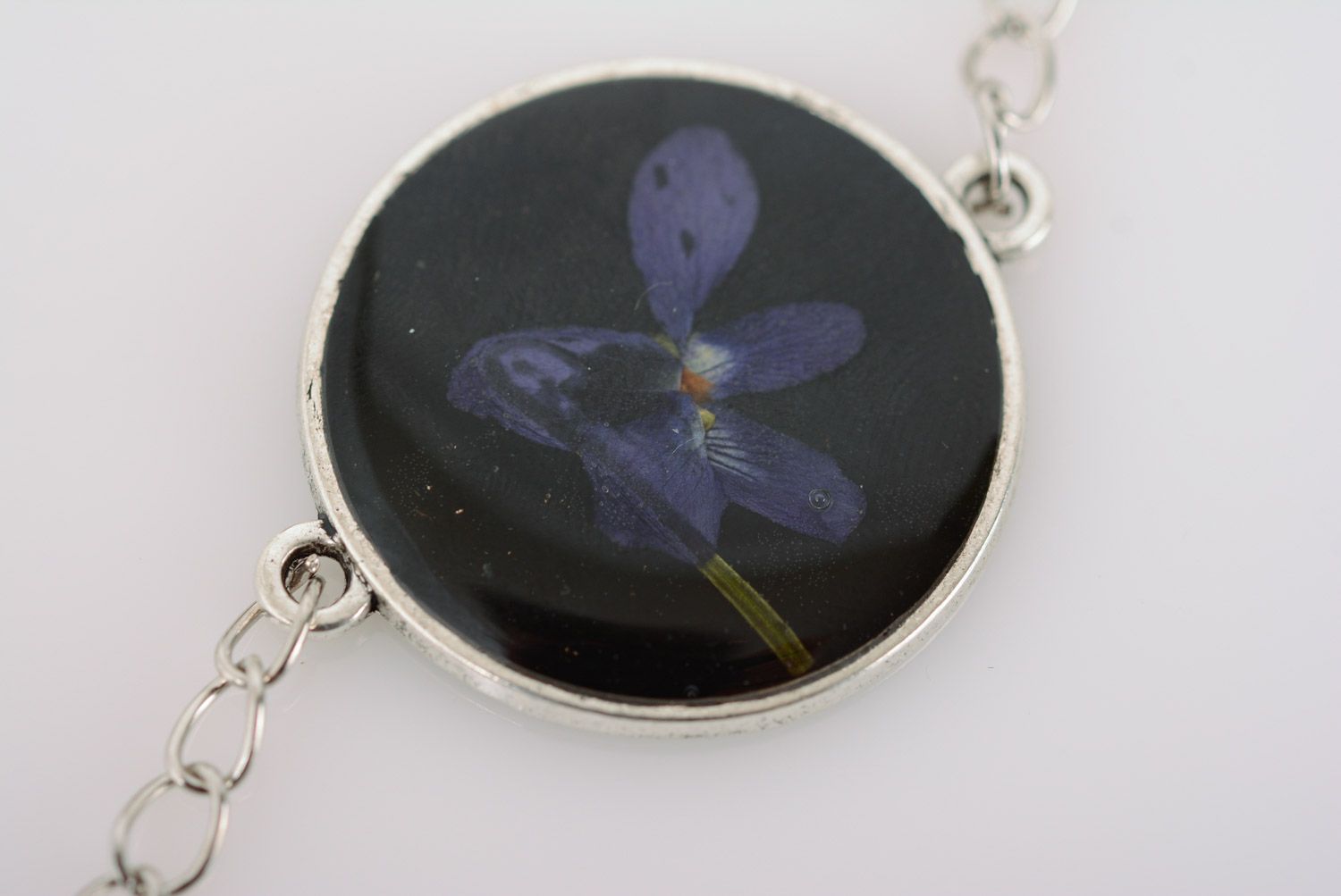 Bracelet en résine époxyde avec fleur séchée sur chaînette argentée fait main photo 3