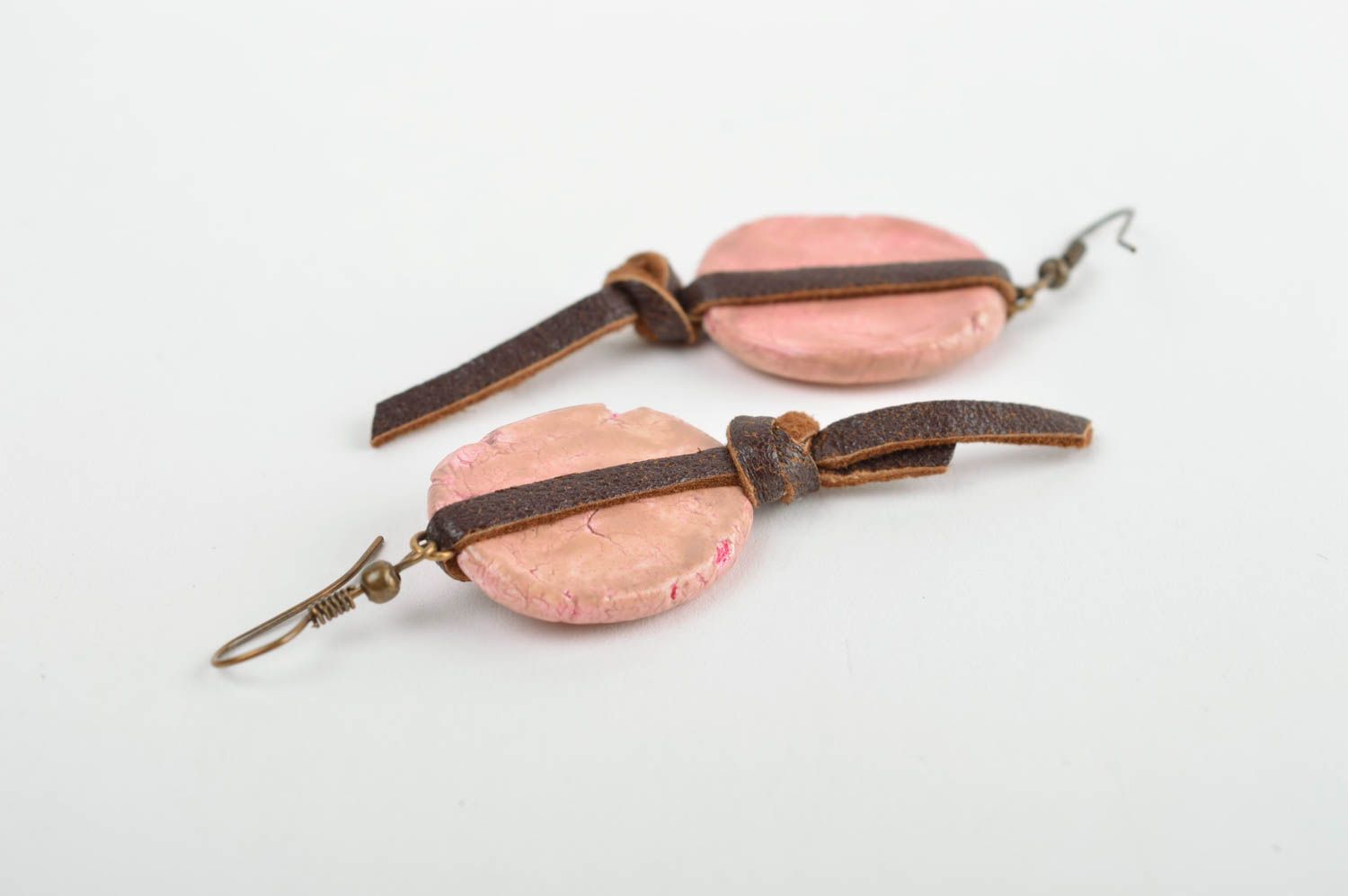 Boucles d'oreilles pendantes Bijou fait main design stylé Accessoire femme rose photo 4