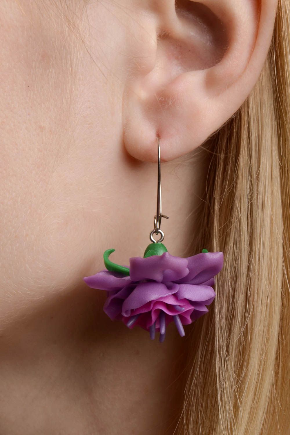 Handgemachte Ohrringe aus Polymerton mit Anhängern violette Blumen originell foto 2