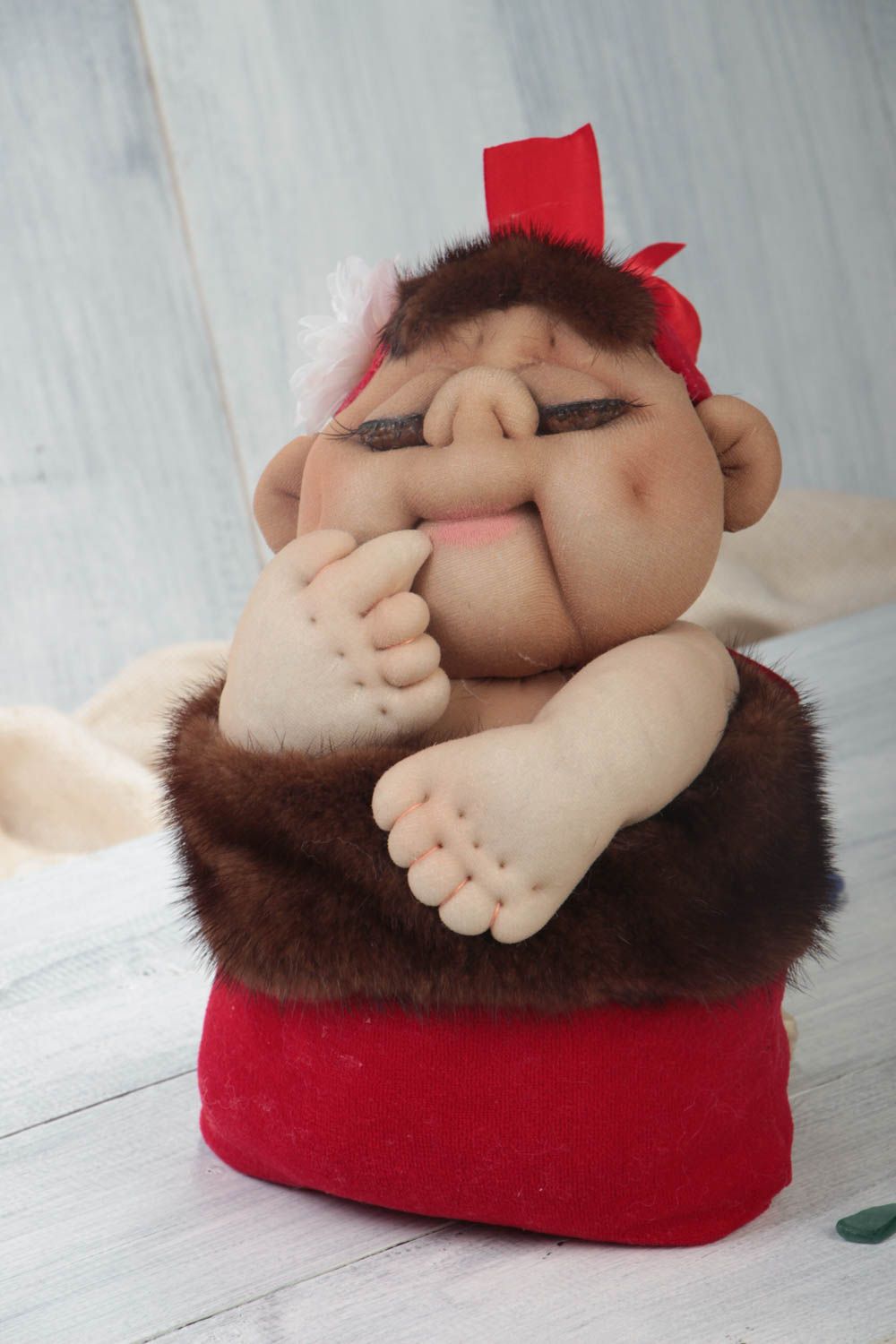 Handmade Puppe aus Capron mit Einsätzen von Kunstpelz in Rot Braun Beige foto 1