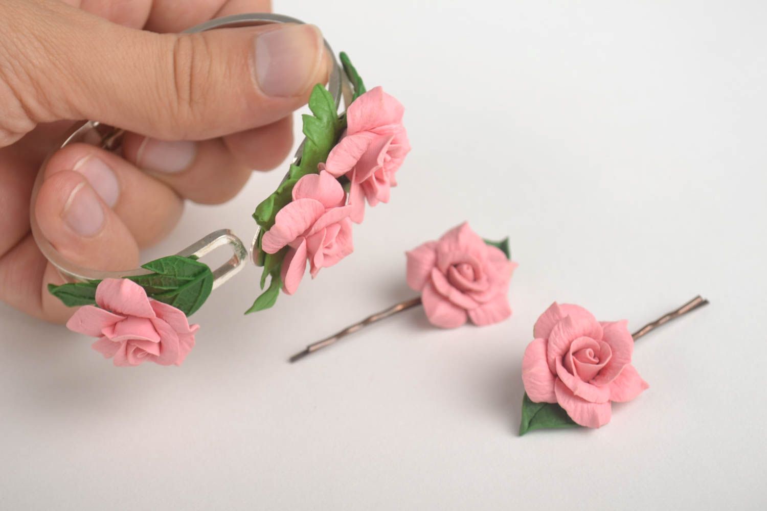 Conjunto de bisutería artesanal de pulsera y dos horquillas con flores rosas foto 5