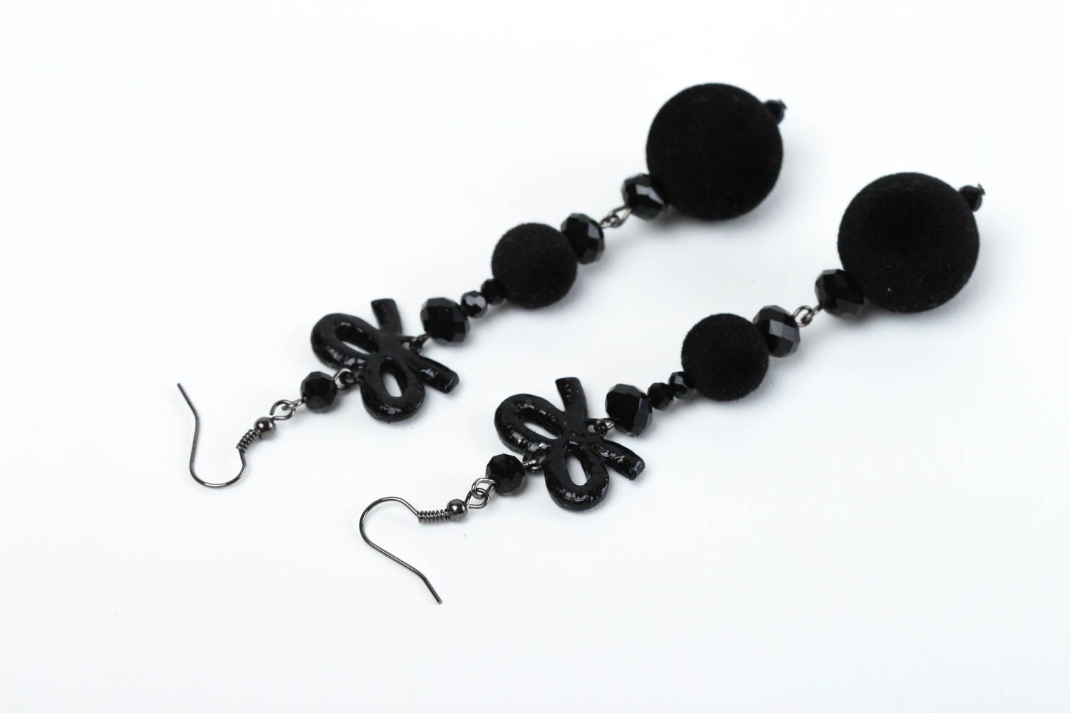 Серьги ручной работы черные украшение из бусин бархатных красивые серьги фото 4