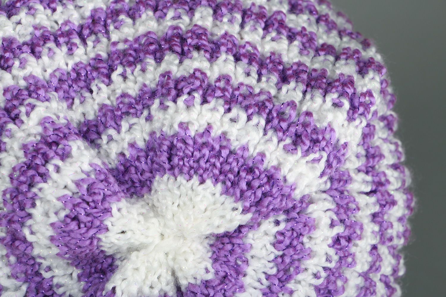 Bonnet de femme tricoté avec des aiguilles photo 5
