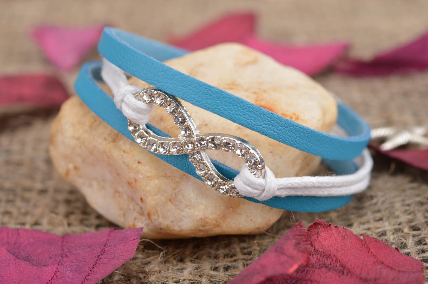 Bracelet en cuir naturel fait main bleu symbole de l'infini avec strass photo 1