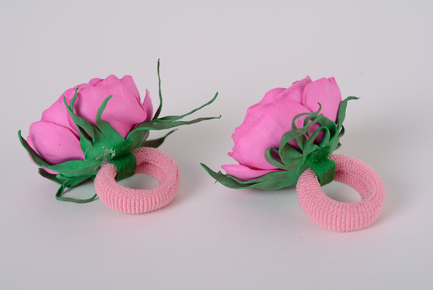 Набор резинок для волос из фоамирана в виде роз ручной работы 2 штуки фото 3