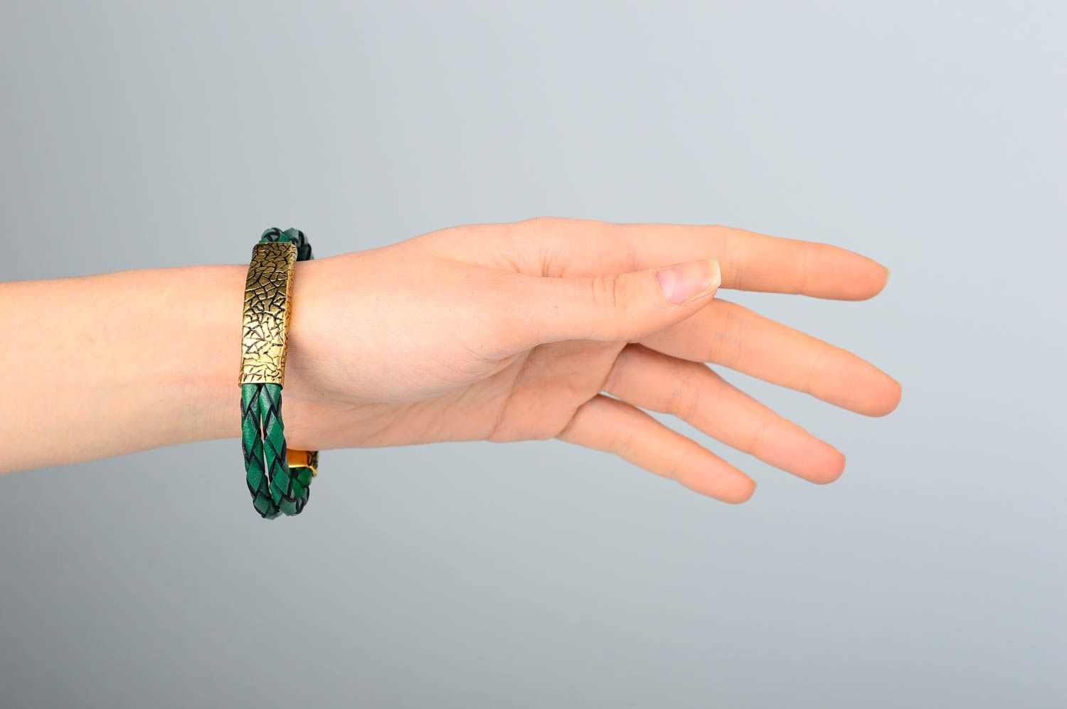 Кожаный браслет хэнд мэйд браслет на руку зеленый украшение из кожи и латуни фото 2