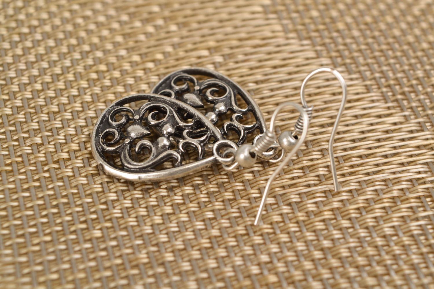 Lacy metal drop-shaped earrings photo 1