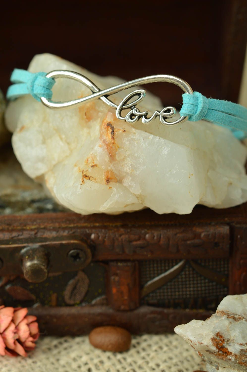 Bracelet bleu clair fin en lacets de daim fait main avec infini et mot love photo 1