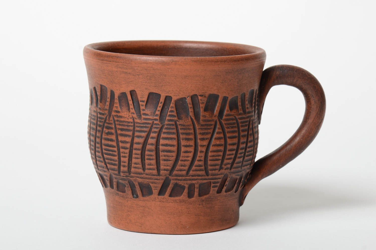 Глиняная чашка коричневая с узорами с ручкой объемом 400 мл красивая хэндй мейд фото 1